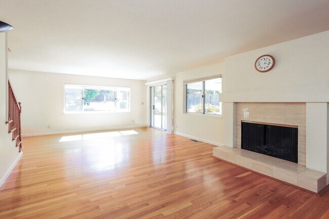 Building Photo - Amazing 4 Bedrooms 2 full bathrooms and 2 ...