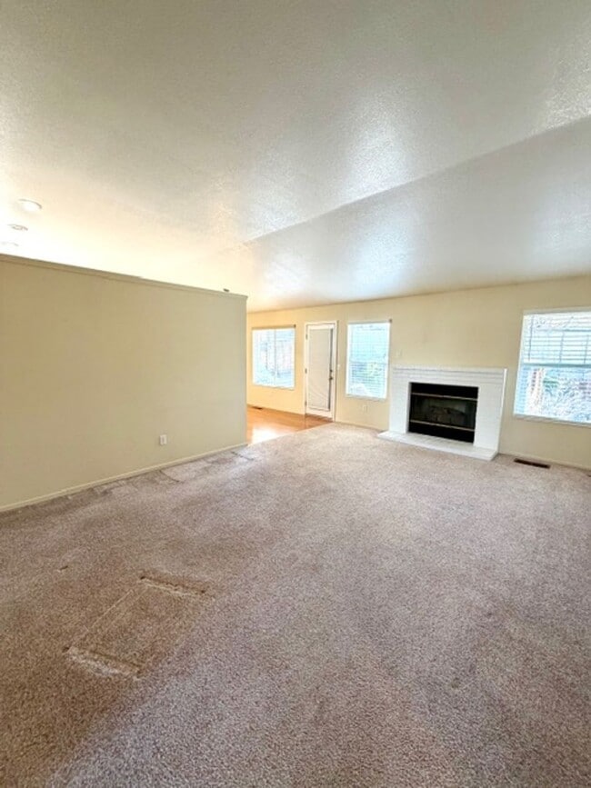 Building Photo - 6125 Greenbrook Dr