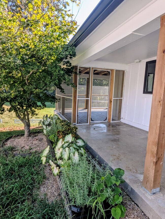 Building Photo - 1598 Bluebird Cv Ln