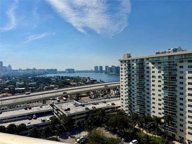 Foto del edificio - 19380 Collins Ave