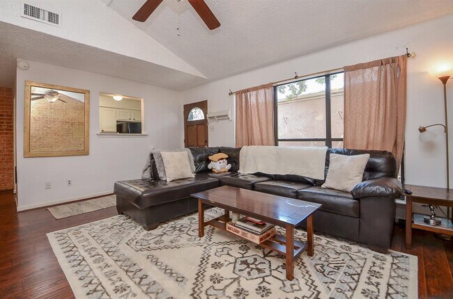 Foto del edificio - 2469 Briarwest Blvd