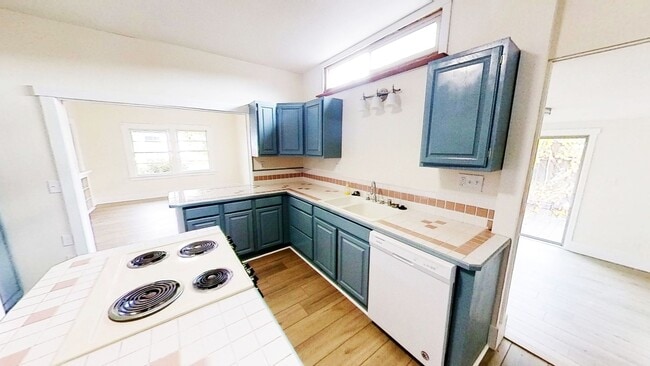 Building Photo - 3 Bed, 2 Bath House Minutes from Downtown Bellingham!