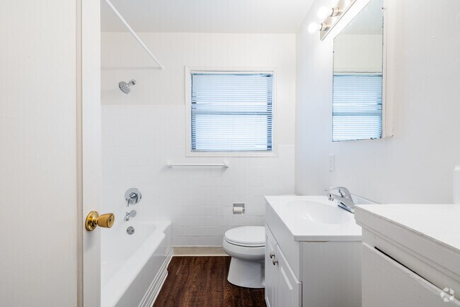 2Br, 2BA - 900SF Baño 2 - Linvale Townhomes
