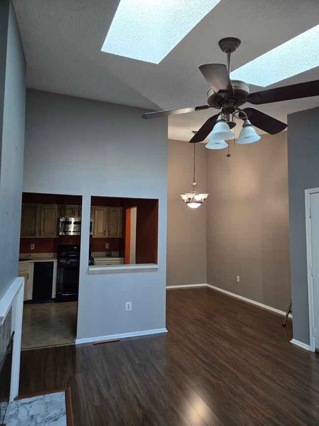 Building Photo - 289 English Pl