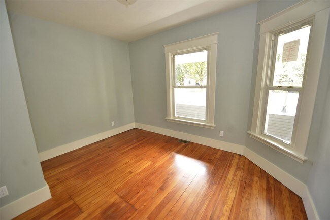 Building Photo - 611 Leonard St NE