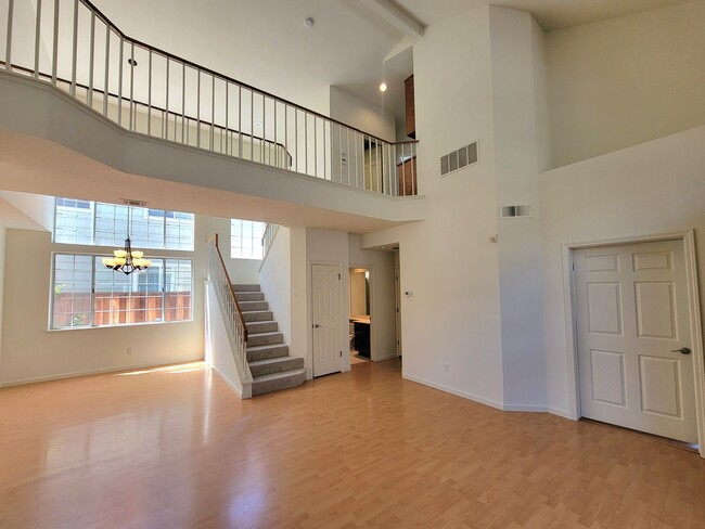 Building Photo - Lovely and Spacious 4-bedroom Beauty in De...