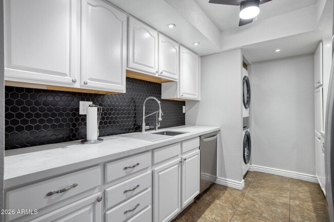 Building Photo - 10444 N 69th St