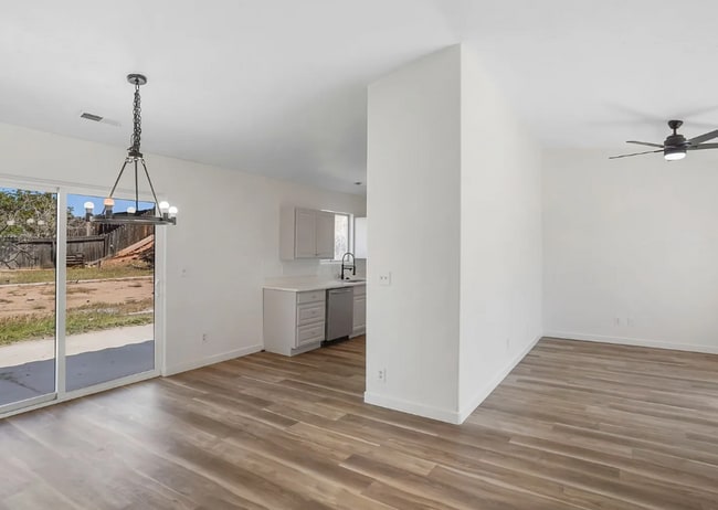 Building Photo - Adorable 2 Bedroom Hurricane Home! Pet Friendly!