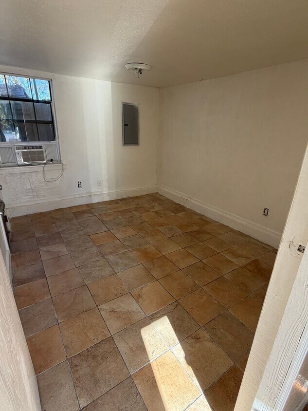 Building Photo - 1907 S H St