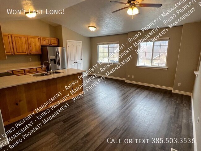 Building Photo - REDUCED RENT!! 3 Bd/3 Ba Townhome in Spani...