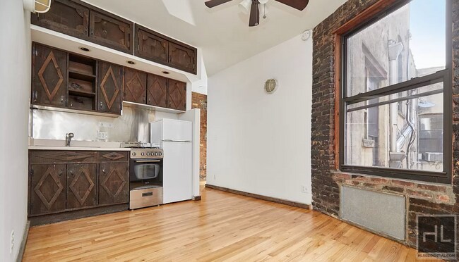 Building Photo - Great 3 bedroom apartment on East 11th Str...