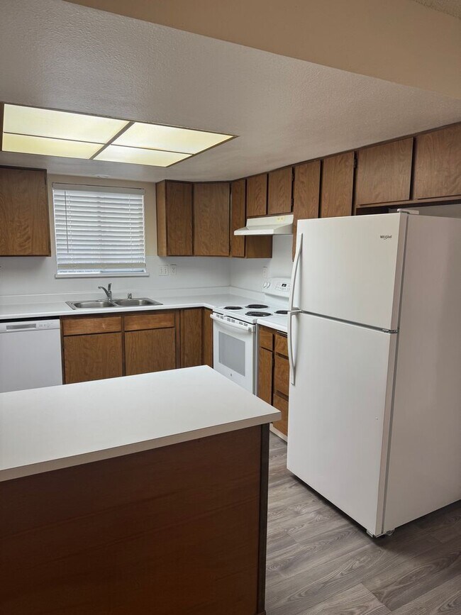 Building Photo - COUNTRY HEIGHTS SUBDIVISION - 3 BED/ 2 BAT...