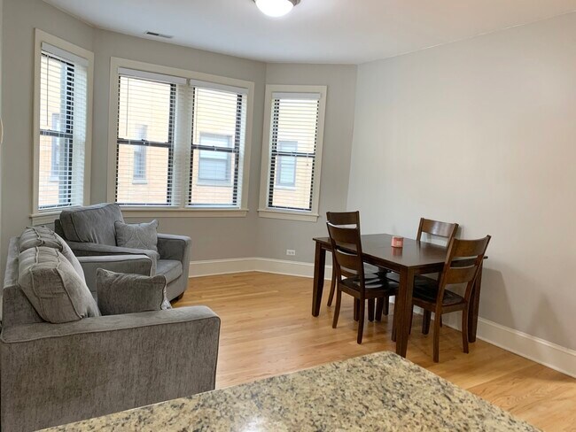 Foto del edificio - 7639 N Greenview Ave