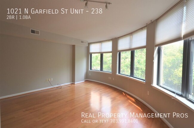 Building Photo - Sunny Corner Condo at Clarendon 1021!