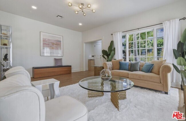 Foto del edificio - 653 N W Knoll Dr