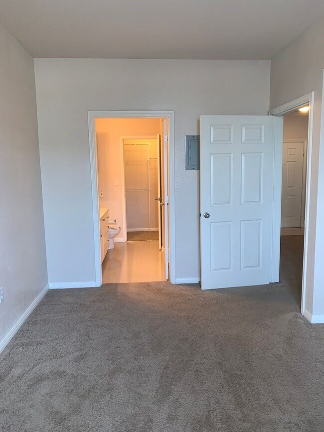 Foto del edificio - 1x1 Bright and spacious, convenient 1st fl...