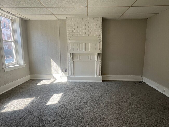Foto del edificio - Large 4 bedroom 2 bath home with fenced in...
