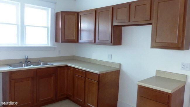 Building Photo - 3 br, 1.5 bath House - 24 W Bernard St