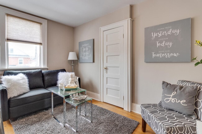 Building Photo - Upper 2-Bedroom Apartment - Central Oshawa - Quiet Street