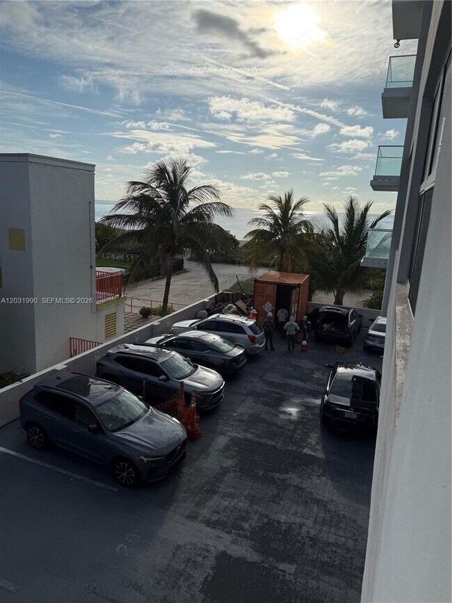 Foto del edificio - 9225 Collins Ave