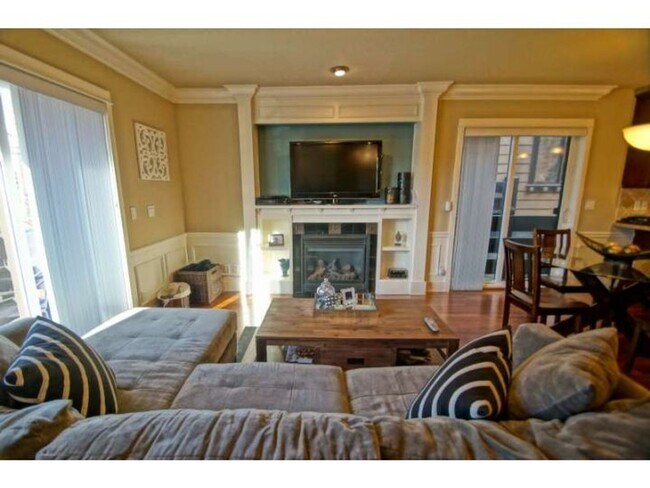 Building Photo - Chic Townhome in Fremont with New Carpet!