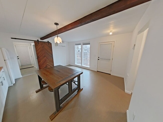 Building Photo - Lovely Remodeled 2 Bedroom Home in the hea...