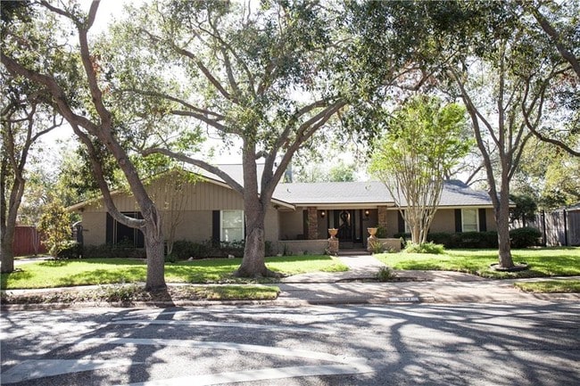 Building Photo - 6337 St Andrews Dr
