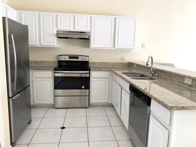 Spacious 3 Bedroom / 2 Bath Townhouse in t... - Spacious 3 Bedroom / 2 Bath Townhouse in t...