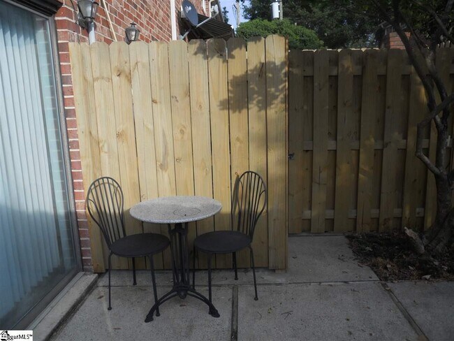 Foto del edificio - 2530 E North St