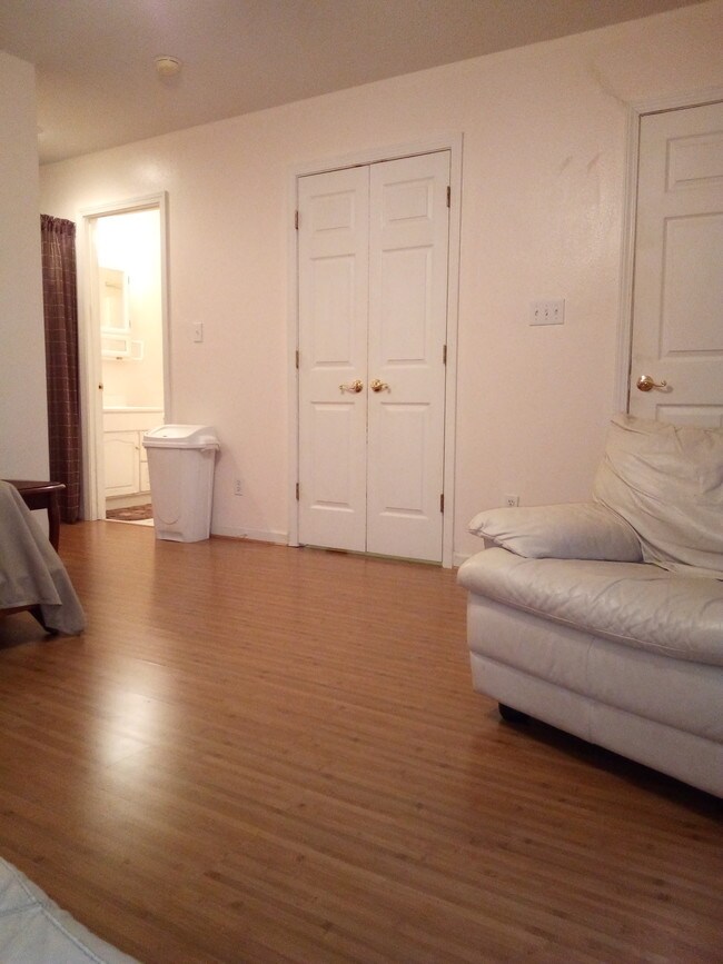 Vista del área con las puertas de la cocina cerradas - 1008 Martin Luther King Jr Dr