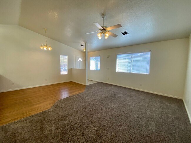 Foto del edificio - 3 br, 2 bath House - 136 S 1930 W