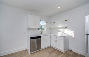 Building Photo - 410 Randall St