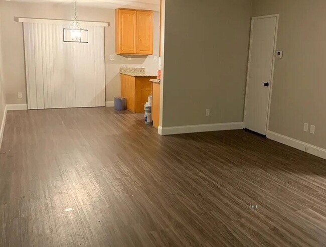 Foto del edificio - "Spacious 2-Bed, 2-Bath Gem in Northridge – Your Perfect 1074 Sq Ft Retreat!"