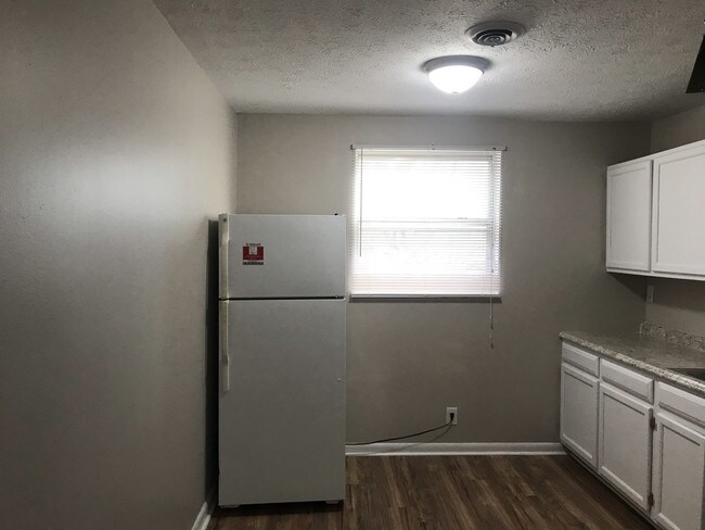 Building Photo - Hillcrest Apartments