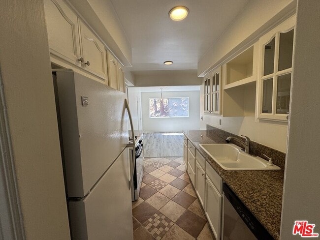 Building Photo - 6700 Hillpark Dr
