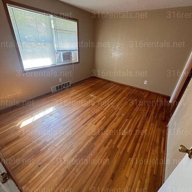 Building Photo - $550-  1 bedroom / 1 bathroom - Apartment