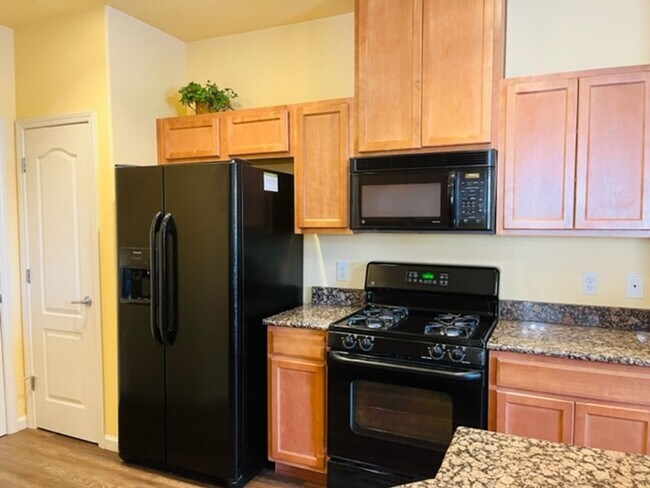 Building Photo - Beautiful Tri-Level Condominium in Gated Elk Grove Community!