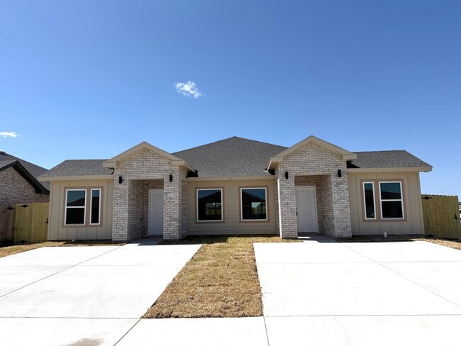 Building Photo - 680 Seminole Ln
