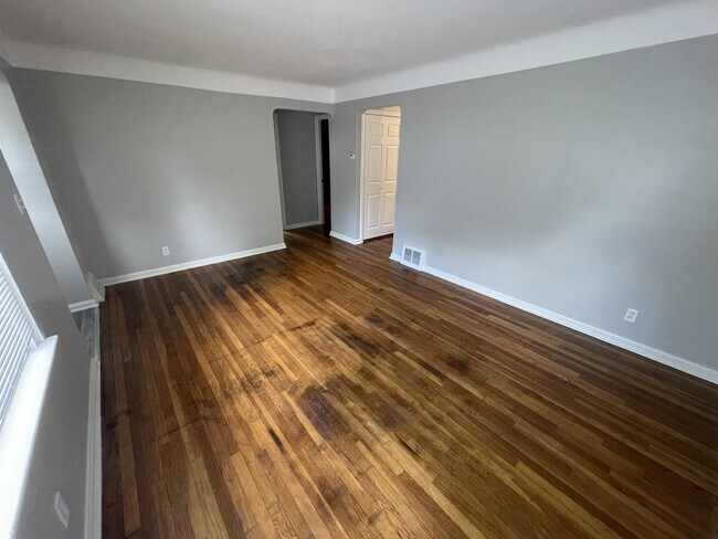 Building Photo - 5470 Oakwood Ave