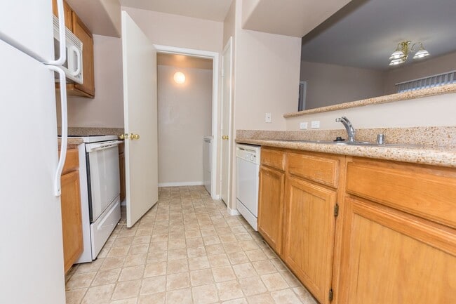 Building Photo - Lovely 2-Bedroom Condo in the Tuscano Comm...