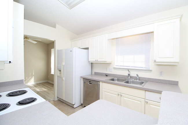 Foto del edificio - Updated 3-Bed, 2-Bath Home in Charter Oaks...