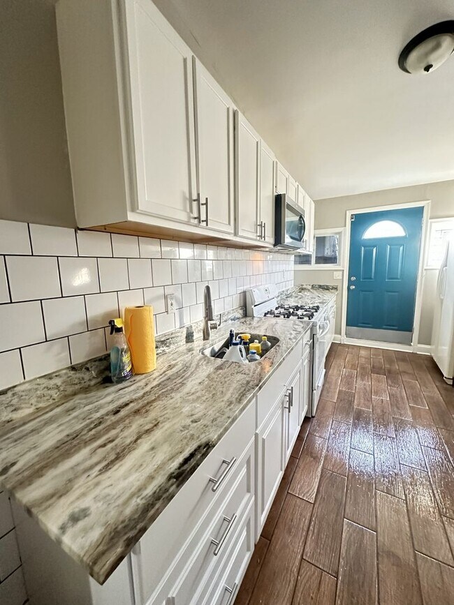 Foto del edificio - Spacious 4BR Rowhome Near Ellwood Park, Washer/Dryer Included