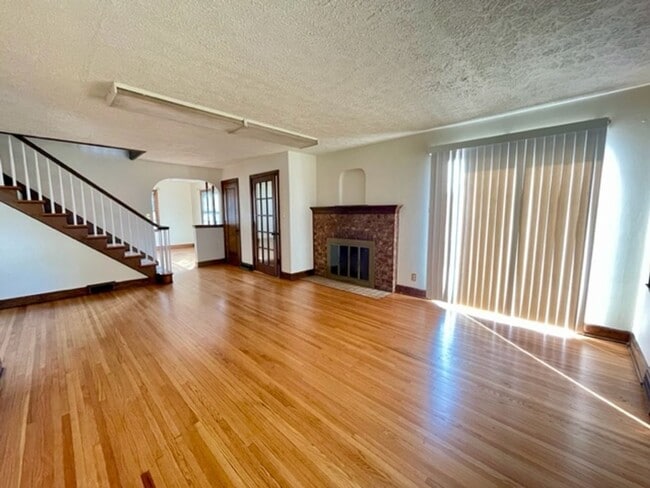 Building Photo - SPACIOUS 3 Bedroom, 1 1/2 Bath Home Availa...