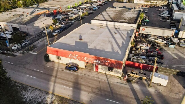 Foto del edificio - Auto Shop for rent