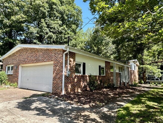 Building Photo - 4521 Panorama Dr SE