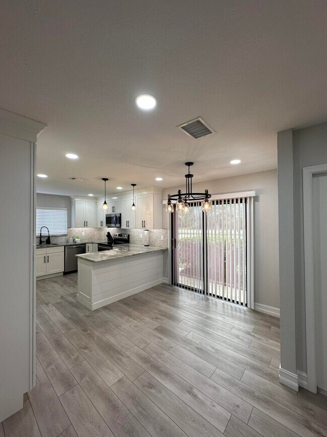 Building Photo - 1402 SE Berwick Ct