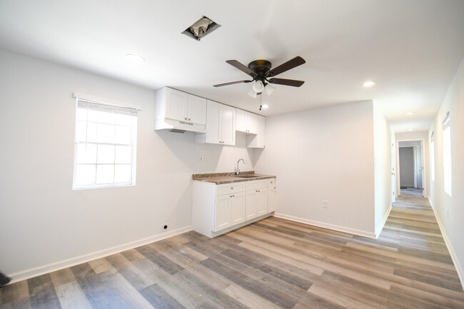Building Photo - 822 N Van Buren St