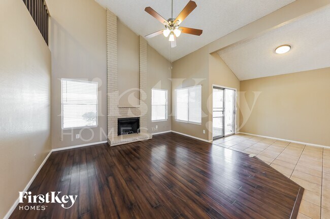 Foto del edificio - 7418 W Cameron Dr