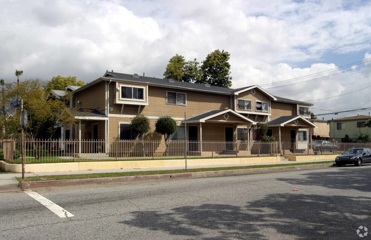 Foto principal - 2656 S La Salle Ave
