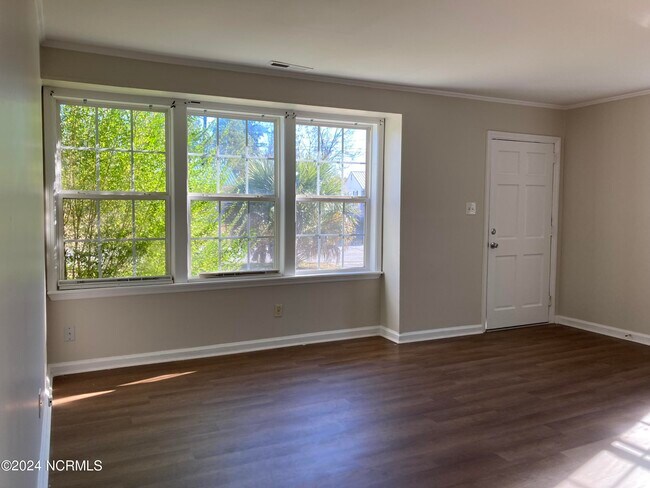 Building Photo - 718 New River Dr